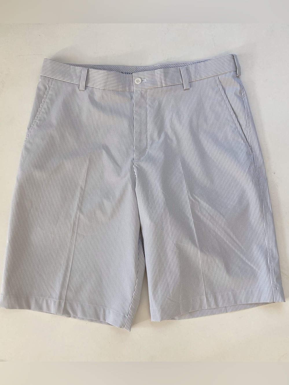 Nike Golf Performance 11" Shorts Mens Size 34 Flat Front, White/Blue Stripes